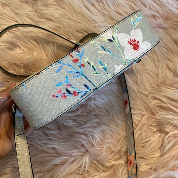 Guess Floral Crossbody Purse - Picture 11 of 12